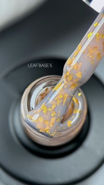 SAGA professional LEAF BASE 5 (світло-бежевий із золотою поталлю), 9 мл SAGA professional LEAF BASE 5 (світло-бежевий із золотою поталлю), 9 мл фото