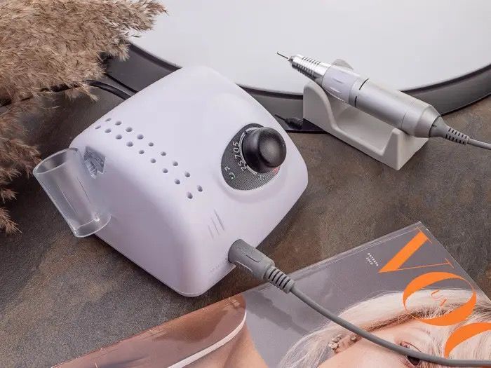 Фрезер для манікюру Bucos Nail Drill ZS-705 WHITE 65 ватів, 35 000 об (+6 фрез у подарунок) Фрезер для манікюру Bucos Nail Drill ZS-705 WHITE 65 ватів, 35 000 об (+6 фрез у подарунок) фото