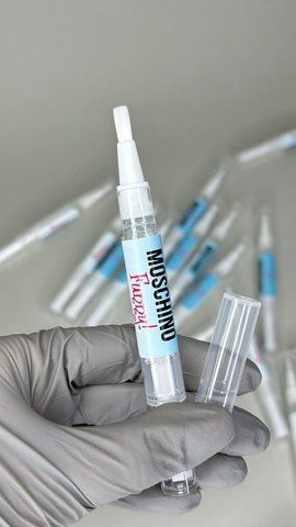 Суха олія в олівці NailDoza "Moschino Funny" Суха олія в олівці NailDoza "Moschino Funny" фото