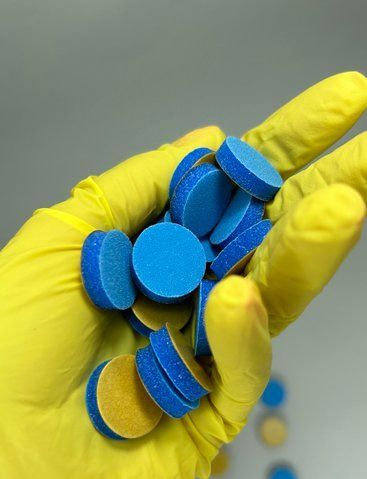 Жовто-синій  UA спонж-баф для полірування 20 mm M 400 гріт (25 шт) NailDoza  Жовто-синій  UA спонж-баф для полірування 20 mm M 400 гріт (25 шт) NailDoza фото