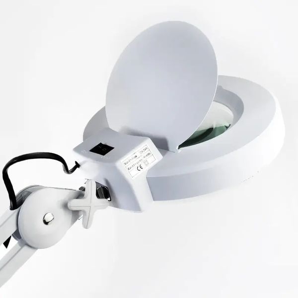 Лампа-лупа 24 W напольная на колесах на штативе со 120 LED диодами, с крышкой, увеличение 5 диоптрий Лампа лупа підлогові на колесах на штативі з 120 LED діодами , з кришкою , збільшення 5 діоптрій . фото