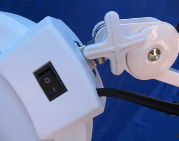 Лампа-лупа 24 W напольная на колесах на штативе со 120 LED диодами, с крышкой, увеличение 5 диоптрий Лампа лупа підлогові на колесах на штативі з 120 LED діодами , з кришкою , збільшення 5 діоптрій . фото